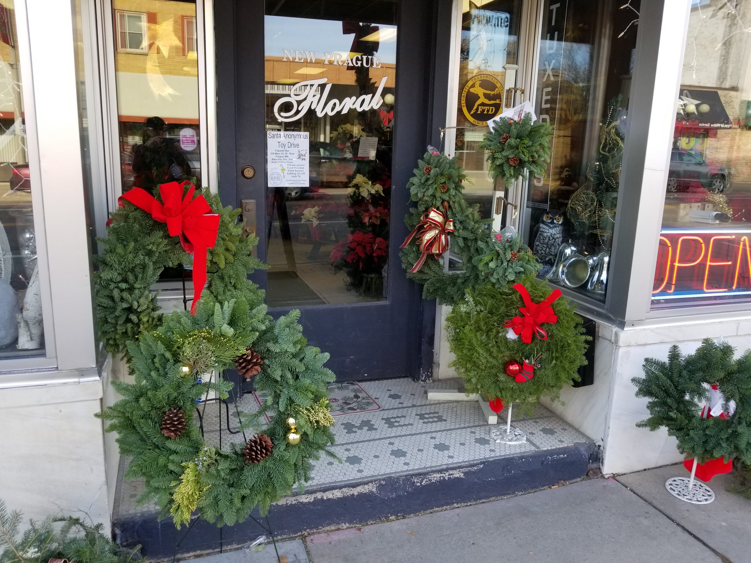 Hanging Wreath 25in (custom decorated) - Image 2